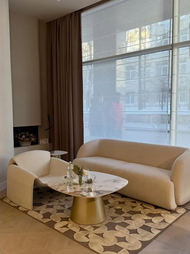 Užuolaidos diena naktis: rudos naktinės užuolaidos ir baltas tiulis prie didelio svetainės lango su smėlio spalvos sofa